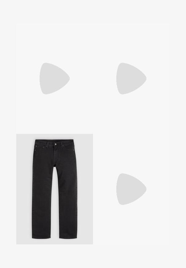 Schwarzes T-Shirt mit kurzen Ärmeln aus Baumwolle, mit Rundhalsausschnitt und einem dezenten Frontlogo auf der Brust, das "GUESS EST. 1981" zeigt.; Schwarze Jeans mit geradem Bein, vorderem Knopf und Reißverschluss, Gürtelschlaufen und Fünf-Taschen-Design auf schlichtem hellem Hintergrund.; Weiße Leder-Sneaker mit glatter Oberfläche, rundem Zehenbereich, flachen Schnürsenkeln und strukturiertem Schuhsohlen. Graues Wildleder-Detail an der Ferse.; Schwarze quadratische Sonnenbrillen mit dunklen Gläsern, Kunststoffrahmen, metallischen Akzenten und dem charakteristischen Logo am Bügel. Elegantes Design mit modernem Aussehen.
