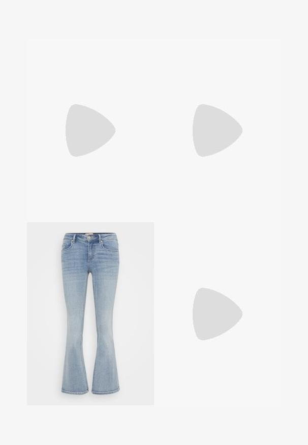 Graues oversized T-Shirt mit kurzen Ärmeln, rundem Ausschnitt und einem kleinen blauen Schmetterling auf der linken Brust.; Hellblaue Jeans mit weitem Bein, schmaler Taille, fünf Taschen und dezentem Farbverlauf. Sie verfügen über kontrastierende Nähte und einen klassischen Knopfverschluss.; Schwarze Damensandale mit Blockabsatz, drei dünnen Riemen über den Zehen und Knöchelriemen mit silberner Schnalle vor weißem Hintergrund.; Schwarze Perlen-Handtasche mit geschwungener Silhouette, Tragegriff und glänzender Textur. Kombiniert mit schwarzen High Heels und enganliegenden schwarzen Shorts.