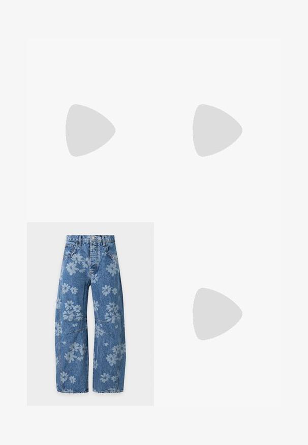 Gelbes Baumwoll-T-Shirt mit Illustrationen von schwarzen Katzen und dem Text: "Ja, ich schaue mir gerade den KATALOG an...". Mit Rundhalsausschnitt und kurzen Ärmeln.; Blaue Jeans mit weitem Bein aus Denim, hellen Blumenmustern, Fronttaschen, Knopfverschluss und abgesteppten Details an den Knien.; Beige Ballerinas aus glattem Leder mit mandelförmiger Zehenpartie und elastischem Riemen über dem Fußrücken, ausgestattet mit dezenten Nähtelementen.; Braune Lackleder-Handtasche in rechteckiger Form, mit zwei langen Griffen und subtilen, geschwungenen Akzenten auf der Vorderseite.