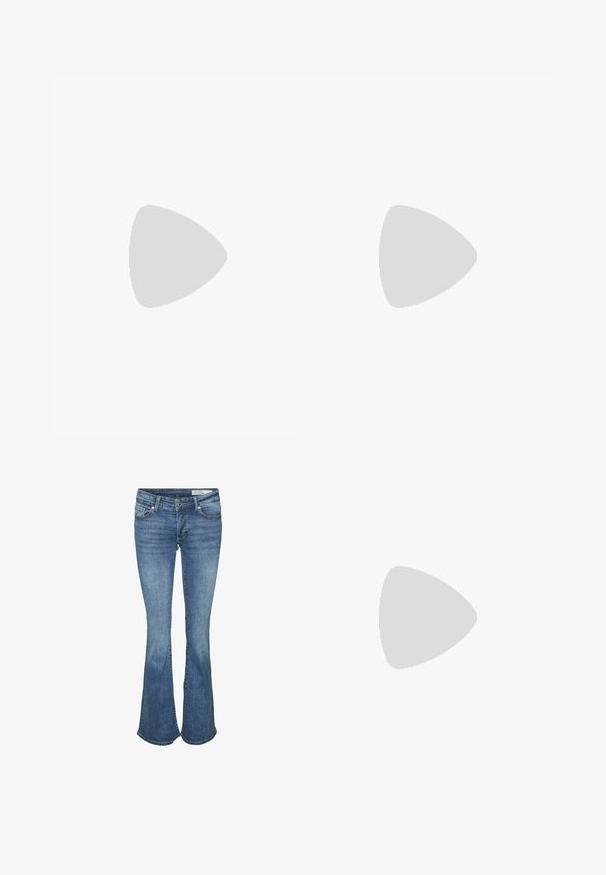 Witte cropped top met korte mouwen, horizontale zwarte strepen en een ronde hals.; Blauwe flared jeans van denim met een gemiddelde taille, vijf-pocket ontwerp en subtiele vervaging. Voorzien van een rits en knoopsluiting.; Witte veterschoenen met een dikke zool, gemaakt van glad synthetisch materiaal, met textuuraccenten en een lus op de hiel.; Een paar rechthoekige zonnebrillen met lichtblauwe doorzichtige monturen en donkergrijze glazen, met rechte pootjes en minimale hardwaredetails.