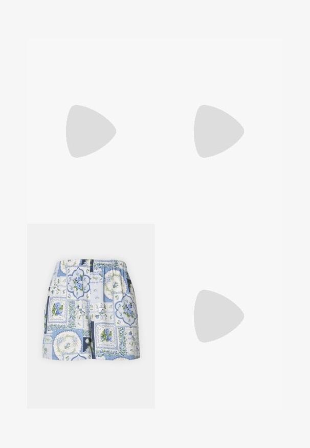 Blå ribbet cropped top med bred halsudskæring, ærmeløs design og et mærke med teksten "JJXX" placeret midt på halsudskæringen.; Blå blomsterprint shorts med patchworkdesign og forskellige mønstre, elastisk talje og let stofstruktur.; Grå Nike Air Force 1 sneakers med perforeret tå, glat læderoverdel, tyk sål og præget 'AIR' detalje på hælen.; Sølv hoops med en bølget, uregelmæssig tekstur. Har en tynd, cirkulær form og en reflekterende finish.