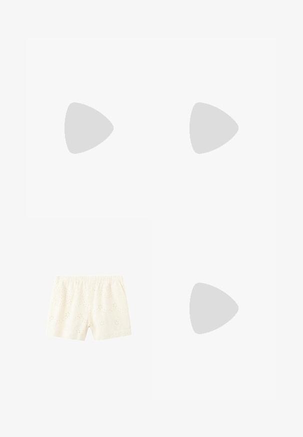 Witte T-shirt met korte mouwen, gemaakt van gladde katoen. Voorzien van een ronde halslijn en een rechte snit, zonder patronen of versieringen.; Crèmekleurige katoenen shorts met elastische tailleband en kanten bloemenborduursel over het hele kledingstuk.; Lichtgroene hoodie met logo, witte shorts, rode sneakers met witte strepen, zittend op een chroom opvouwstoel tegen een neutrale achtergrond.; Crèmekleurige stoffen schoudertas met oogjesbloemenborduursel en een enkele zachte band.