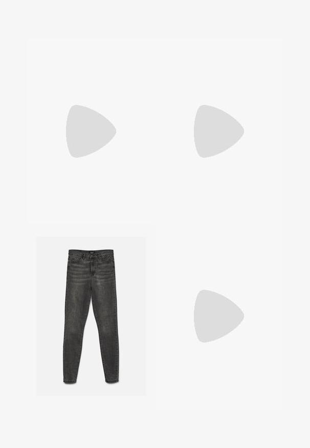 Čierny rebrovaný dlhý rukáv crop top s okrúhlym výstrihom a vlnkovým lemom. Vyrobený z elastického materiálu pre upnutý vzhľad.; Tmavomodré slim fit džínsy so zapínaním na gombík a zips, vrecká vpredu aj vzadu, zobrazené na bielom pozadí.; Čierna platformová sandála s hrubou podrážkou, nastaviteľným remienkom okolo členka a žltým prešívaním, položená na modrej textúrovanej látke.; Čierne slnečné okuliare v štýle mačacích očí s tmavošedými sklami, elegantným plastovým rámom, špicatými rohmi a rovnými stranami. Bez viditeľného hardvéru alebo akcentov.