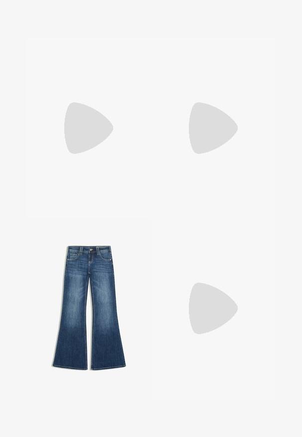 Sort kortærmet T-shirt med rund bund og raglanærmer. Har pyntet "Juicy" tekst i rhinsten på forsiden.; Blå denimjeans med et udflaret ben-design, front knap- og lynlås lukning og fem-lomme styling på en hvid baggrund.; Hvide platform sneakers med en glat syntetisk overflade, rund tå, polstret krave og tekstureret sål. Har et kontrasterende logo-tag.; Sølvarmbånd med et sommerfugledesign pyntet med rhinsten, justerbar kæde med en glidende lukning og en glat, blank overflade.