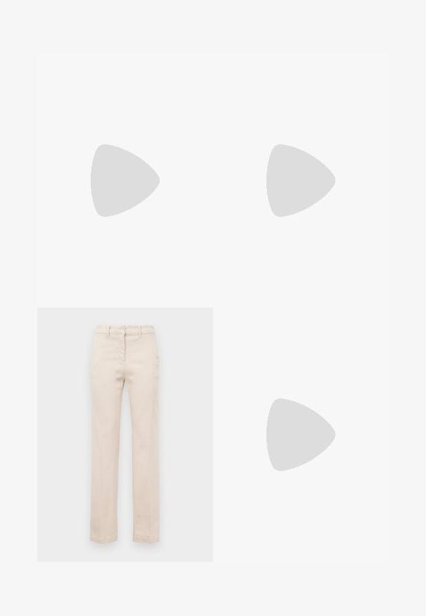 Korte mouwen polo shirt in kastanjebruin en crèmekleurige strepen met lichtblauwe accenten, met een kraag en knoopsluiting. Zacht gebreide stof.; Beige katoenen broeken met een getailleerde pasvorm, rechte pijpen, een rits aan de voorkant en een gladde textuur. Voorzien van traditionele riemlussen.; Beige lakleren pump met hoge hak, spitse neus en slanke stilettohak, met een klein gouden accent aan de achterkant.; Beige suède handtas met een gevlochten handvat, gouden sierbeslag en een decoratieve kwast. Ritssluiting langs de bovenrand.