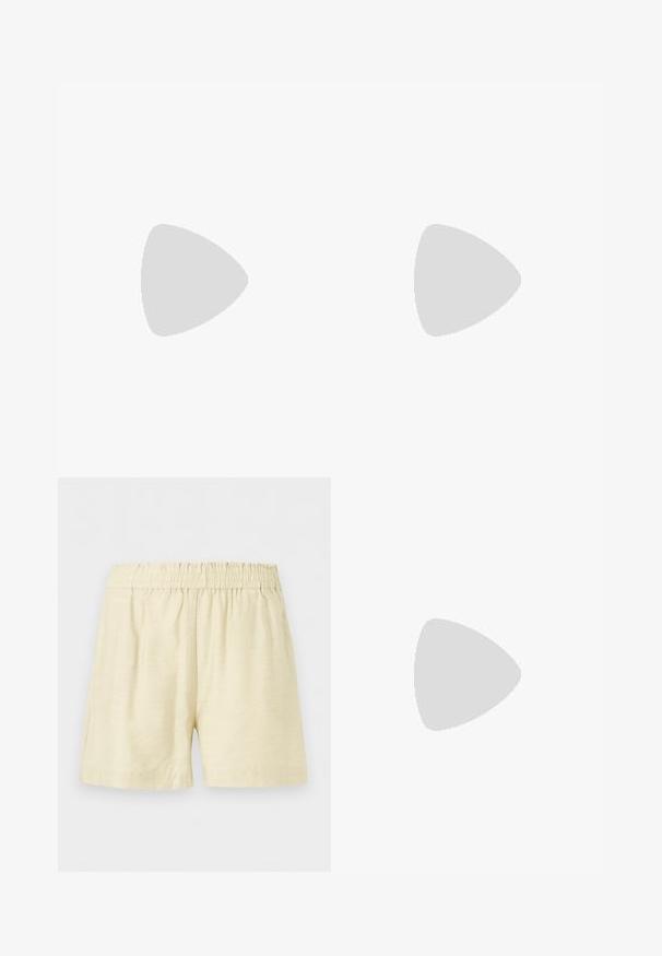 Ærmeløs top med ribstrik i creme med sorte horisontale striber. Design med høj hals. Blød tekstur, kropsnær silhuet og minimalistisk æstetik.; Beige elasticerede shorts med afslappet pasform og længde til midt på låret, lavet af letvægtsstof.; Sort platform-sandal med tyk korksål og to brede remme, placeret på struktureret fortov nær flisebelagt væg.; HVISK ARCADIA MATTE TRACE - Håndtasker - black