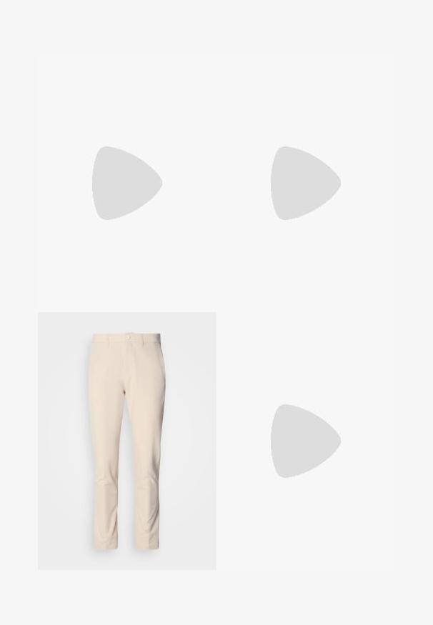 Marineblauwe longsleeve polo met een ritskraag, textuurstof en contrasterende donkere kraagafwerking. Heeft fitted manchetten en een subtiel patroon.; Lichte beige broek met een gladde textuur, slim-fit, knoopsluiting en zijzakken. Geen zichtbare patronen of accenten.; Zwarte leren loaferschoen zwevend boven een beige tapijt met amberkleurige moderne meubels op de achtergrond.; Zwarte leren riem met een gladde textuur, voorzien van een rechthoekige zilveren metalen gesp en een gestikte randafwerking.