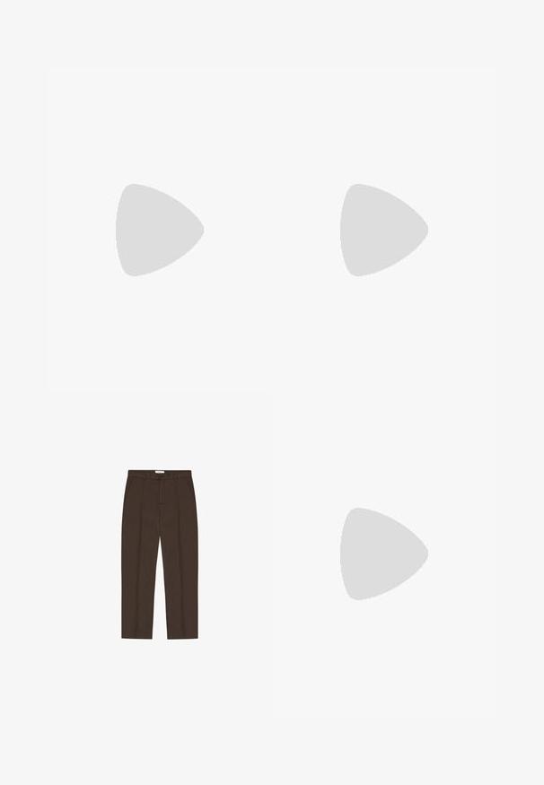 Polo à manches courtes, beige clair, en tissu texturé, col en V ouvert sans boutons visibles, présenté sur un fond uni.; Pantalon marron sur mesure avec jambe droite, passants de ceinture, poches avant, bouton à l'avant et fermeture éclair.; Baskets basses en cuir marron foncé avec semelle en caoutchouc noire, lacets à l'avant et design minimaliste épuré sur fond clair.; Sac banane en tissu marron foncé avec poche zippée en diagonale et petit logo blanc sur le devant, sur un fond clair uni.