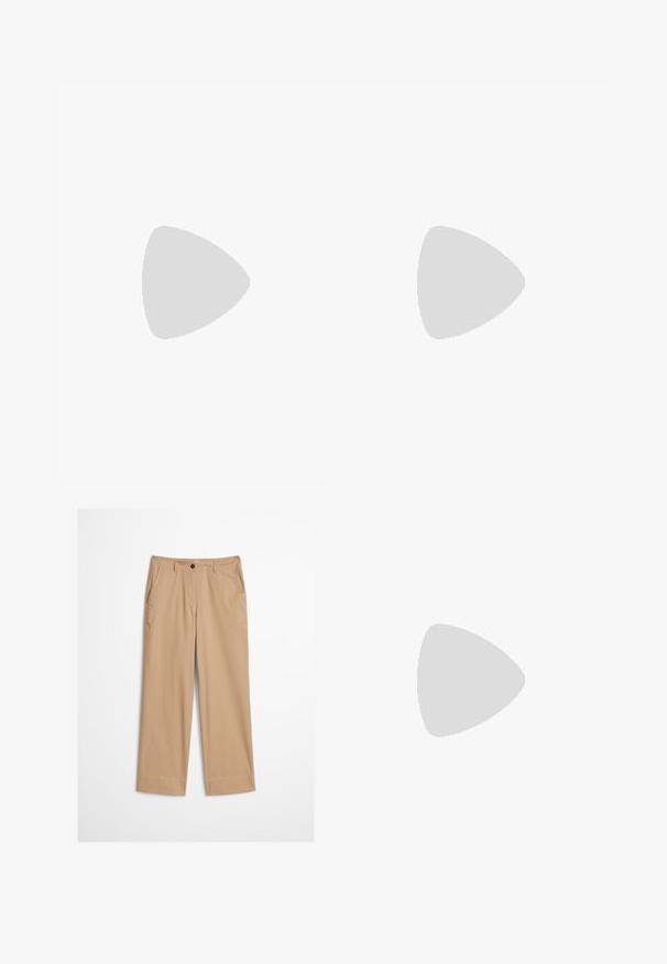 Pull bleu clair à manches courtes avec encolure ronde et poignets et ourlet côtelés, étiqueté Marc O'Polo Denim.; Pantalon beige en coton avec jambes droites, fermeture à bouton sur le devant et texture lisse. Comprend des passants de ceinture standard et un design à l'avant plat.; Mocassin en cuir suédé marron avec détail de lacet, semelle en caoutchouc blanche et beige, présenté de profil sur un fond clair uni.; Sac cabas en cuir marron avec bandoulière ajustable et boucle dorée, texture lisse, présenté sur fond blanc uni.