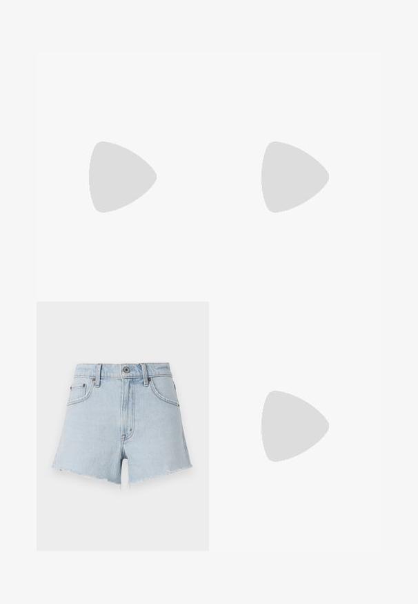 Grå kortærmet T-shirt lavet af glat stof, med en rund udskæring og en tætsiddende pasform uden synlige mønstre eller detaljer.; Lyseblå denimshorts med høj talje, frynsede kanter og fem lommer. Har metalknap og kontrastsying.; Hvid Converse Chuck Taylor All Star højt snøresko med sorte striber og logoemblem på siden, vist mod en ensfarvet hvid baggrund.; Lille sort blank håndtaske med to lange håndtag og snøre-detaljer i siden på en ensfarvet lys baggrund.