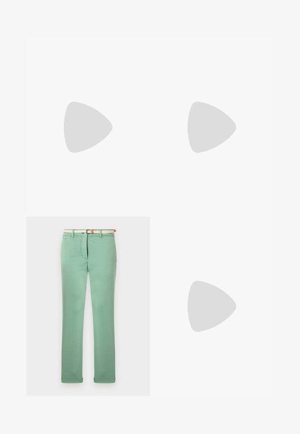 T-shirt en coton blanc à manches courtes, encolure ronde et motif œillet avec des formes de diamant. Texture douce et coupe décontractée.; Pantalon vert clair en coton, avec une coupe droite, une ceinture tissée beige et des poches avant. Texture lisse avec un minimum de couture.; Chaussure plate en cuir brun avec un design à découpes, une bride de cheville et une semelle en bois clair. Présente un bout arrondi et une texture lisse.; Sac à main en daim marron de forme courbée en demi-lune. Il est doté d'une bandoulière, d'une petite étiquette et de coutures visibles le long des bords.