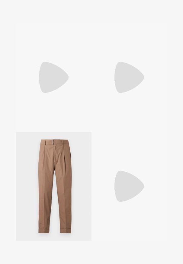 Polo de manga corta azul marino con textura acanalada, con cuello de solapa y tapeta de tres botones.; Pantalones beige de pierna recta con pliegues, trabillas para el cinturón, bajos con puños y un cinturón con hebilla metálica sobre un fondo blanco.; Mocasín para hombre de cuero marrón oscuro con panel de tela crema y detalle clásico de correa cosida, suela plana y asa en el talón.; Cinturón de cuero marrón con una hebilla rectangular de metal plateado, que presenta una textura suave y un diseño minimalista. La marca Calvin Klein es visible.