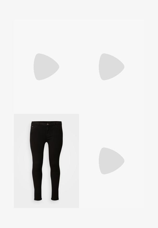 Lys grøn top med blondeærmer, der har blomsterkanter og udskæringsdetaljer, der fremhæver et afslappet, men stilfuldt design.; Sorte slim-fit jeans med frontknap, forreste og bageste lommer samt små lynlåse ved anklerne på en hvid baggrund.; Ben iført mørke ribbede leggings kombineret med sorte balletsko med små sløjfedetaljer på hvid baggrund.; Lille sort blank håndtaske med to lange håndtag og snøre-detaljer i siden på en ensfarvet lys baggrund.