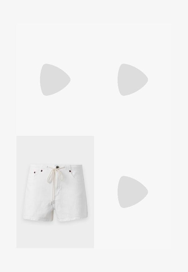 Zwarte mouwloze gebreide top met een ronde halslijn en een rechte pasvorm, met een voorpaniaal van witte knopen in het midden.; Witte casual shorts met voorzakken en een trekkoord in de taille gestrikt in een strik, weergegeven tegen een effen achtergrond.; Beige ballerina's met een gladde leren buitenkant, amandelvormige punt en elastische band over de wreef, met subtiele stiksels.; Zachte roze suède handtas met geknoopte handgreep, gouden ritssluiting en gouden kettingdetail tegen een lichte achtergrond.