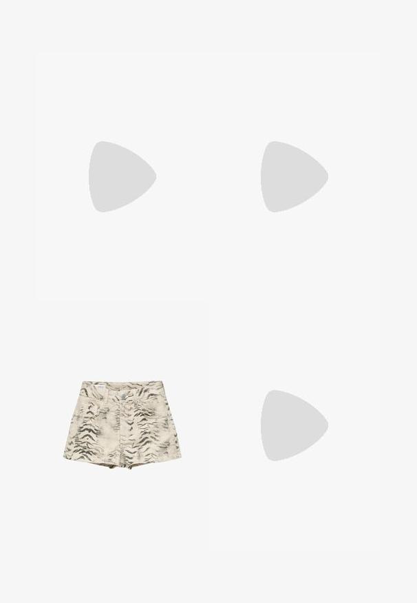 Haut blanc sans manches avec un motif texturé et un détail en torsion à l'avant. Il présente un décolleté en V et un tissu doux et fluide.; Short en denim beige taille haute avec imprimé rayures de tigre noir, bouton à l'avant, passants de ceinture et deux poches avant.; Personne portant un pantalon blanc et des mocassins en cuir noirs sans lacets, debout sur un sol en béton.; Sac à main en cuir marron avec une forme structurée, orné de clous en argent et d'une bandoulière en chaîne. Il dispose d'une poignée supérieure et d'une bandoulière amovible.