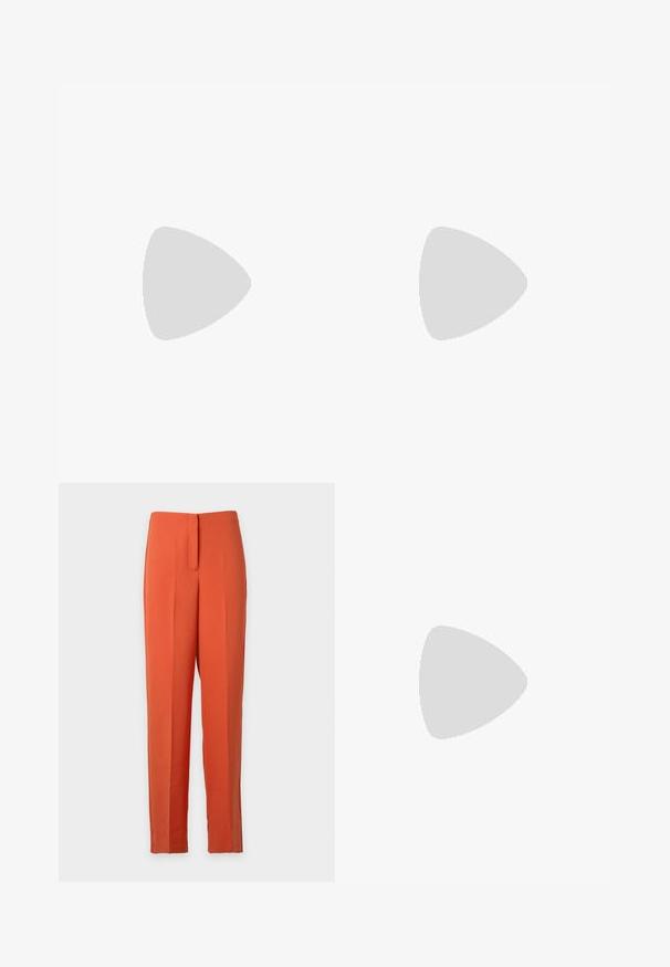 Sorte ribbede turtleneck top, korte ærmer, tætsiddende design, blød tekstur, minimale sømme og en høj krave.; Orange bukser med lige ben, høj talje og syning foran, skjult lukning foran, vist mod hvid baggrund.; Sorte patenterede lædersædler med spidse tæer, slank høj hæl og dobbelt elastisk rem for sikker pasform. Glat, skinnende overflade.; Lille sort blank håndtaske med to lange håndtag og snøre-detaljer i siden på en ensfarvet lys baggrund.