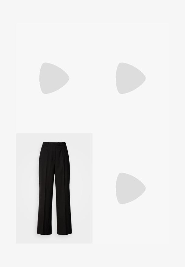 Haut noir à manches longues avec un imprimé floral beige et crème. Présente un design froncé et une fermeture éclaire au dos. Fabriqué dans un tissu transparent et texturé.; Pantalons larges noirs à taille haute, avec un motif tacheté subtil, un plissé à l'avant et une texture de tissu lisse.; Chaussure slingback gris métallique à bout pointu, petit talon kitten et bride réglable sur fond blanc.; Sac seau en cuir embossé noir façon croco avec une seule bandoulière et un petit logo argenté de la marque au centre en bas à l'avant.