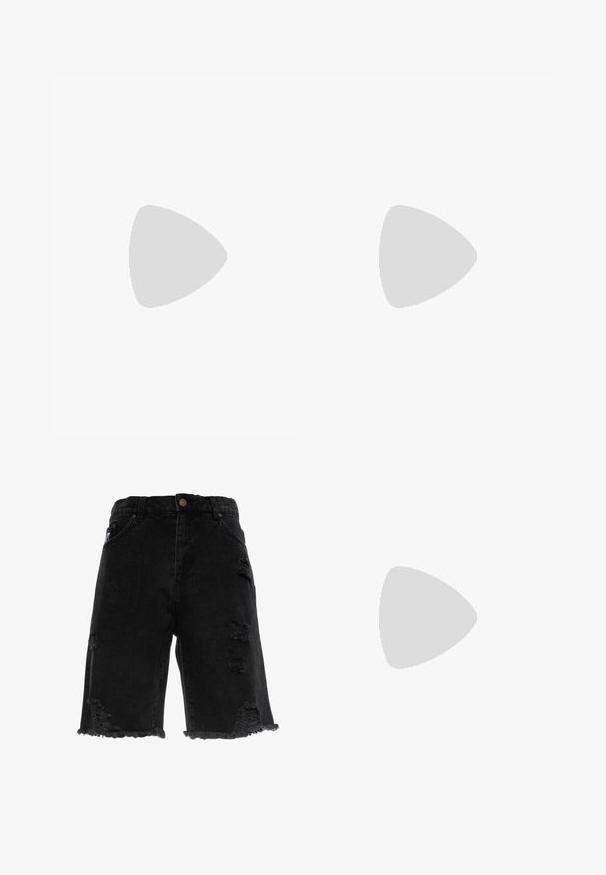 Sort kortærmet trøje med knaplukning, "ZOOYORK" trykt med fede hvide bogstaver, med kontraststriber i hvid på ærmerne.; Sorte denimshorts med en frynset kant, der har slidte huller og en lige pasform. Inkluderer traditionelle forlommer og en metalknap.; Sort lædersneaker med tekstureret overflade, hvid Nike swoosh, grå sål, rund tå og snørebåndsdesign. Har perforeringer på tåboksen.; Sølv kædedesign med sammenkoblede led, glat tekstur og ensartet rektangulær form. Sikker lukning.