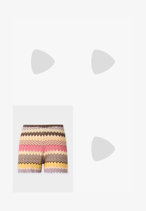 Fialová tielko s žltým lemovaním, s veľkým bielym kurzívnym logom "Stieglitz". Mäkký bavlnený materiál, slim fit dizajn.; Pletené šortky so vzorom cik-cak v odtieňoch hnedej, krémovej, žltej, ružovej a fialovej, s oblým lemom.; Žlté pletené ploché sandále s dvomi krížovými popruhmi, uzlovým detailom vpredu a nízkou hnedou podrážkou.; Obdĺžna taška so žltým a čiernym kvetinovým vzorom a pletenou žlto-ružovou rukoväťou na bielom pozadí.
