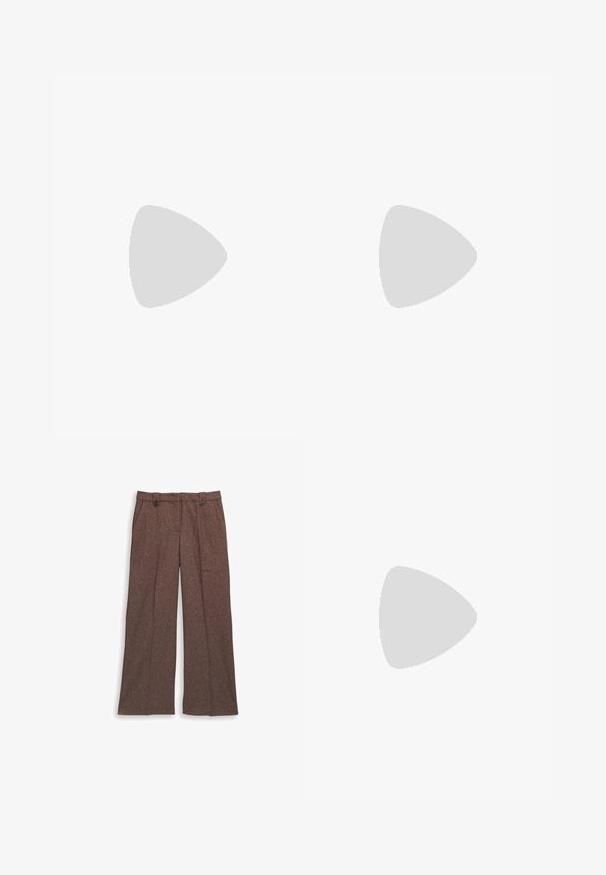 Langærmet, olivengrøn turtleneck-top lavet af blødt stof, med en tætsiddende silhuet og et slankt, minimalistisk design.; Brune wide-leg bukser lavet af tekstureret stof. Har to frontlommer og en skræddersyet pasform med to knapper i taljen.; Brune Mary Jane-sko i laklæder med en rundet tå, udskæringsdesign og justerbar rem. Lav blokhæl.; Brun lakeret håndtaske med rektangulær form, to lange håndtag og subtile buede detaljer på fronten.