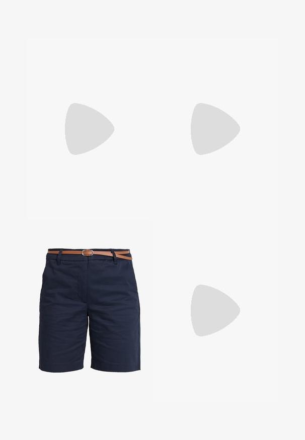 Mørkeblå kortærmet t-shirt lavet af bomuld. Har en rund halsudskæring og en afslappet pasform med sideudskæringer for bedre bevægelsesfrihed.; Mørkeblå bomulds shorts med en glat tekstur, udstyret med et brunt læderbælte og en klassisk lige benudskæring. Ingen synlige mønstre eller dekorationer.; Sort sandal med to justerbare remme, sølvspænder og en korksål på en struktureret sort gummisål.; Sorte firkantede solbriller med mørkegrønne linser, der har kraftige stel og sølvdetaljer på siderne. Fremstillet i Italien.
