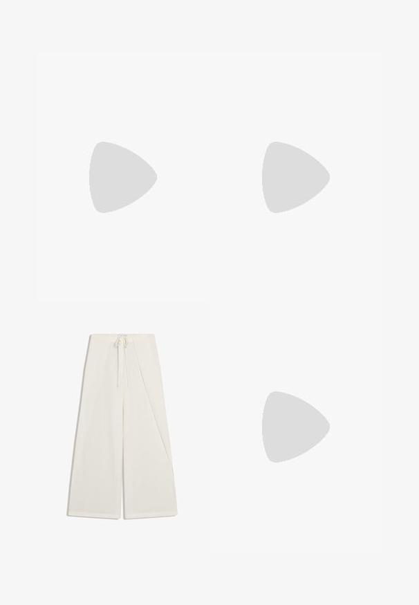 Haut halter crème avec un motif chevron, doté d'un col haut et d'un tissu lisse et soyeux. Pas de matériel ou d'accents visibles.; Pantalon blanc à jambes larges avec un rabat asymétrique à l'avant et une taille à cordon.; Ballerine en cuir marron perforé avec un petit nœud rouge sur l'avant arrondi et un petit talon noir.; Lunettes de soleil rectangulaires marron oversize avec des montures épaisses et des verres teintés assortis, présentées sur fond blanc.