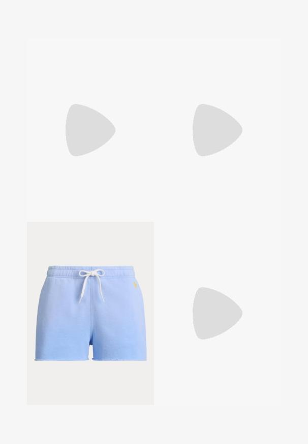 Hvid ærmeløs top i blødt stof med ribbet halskant og kant forneden. Lille marineblåt logo broderet nederst i venstre hjørne.; Lyseblå bomuldsshorts med elastisk talje, hvid snor og lille gul logo på højre side.; Sort flad sandal med tynde læderremme og en slank brun sål, vist fra siden på en ensartet lys grå baggrund.; Mørkeblå stor taske med justerbar skulderrem og lille gyldent hestelogo i bunden midt på.