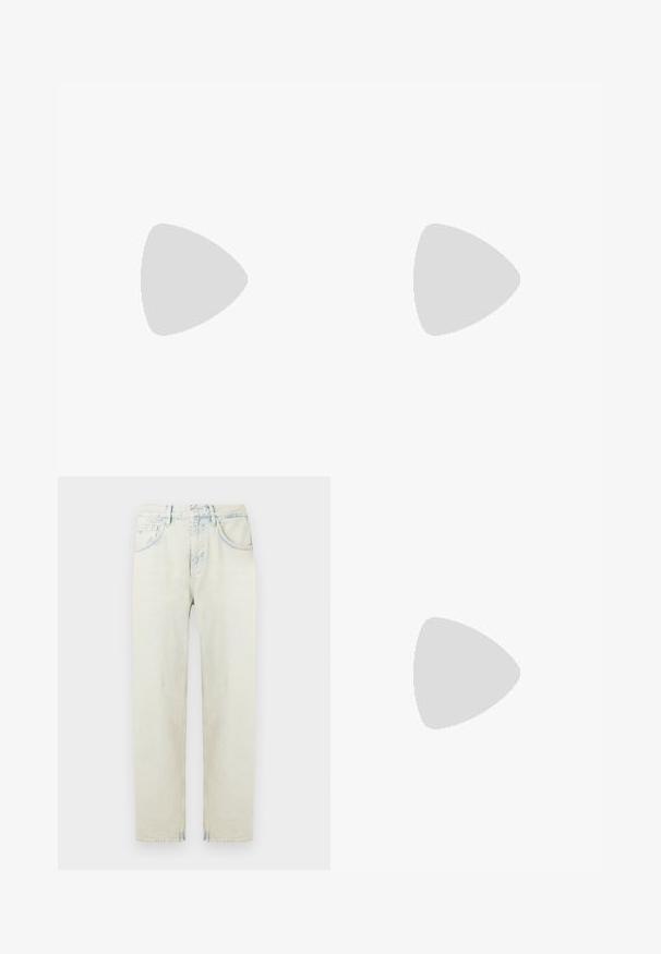 Mørkegrøn bomulds t-shirt med et lilla logo print "EA7 Emporio Armani" over brystet. Klassisk rund hals og korte ærmer.; Lyseblå denimjeans med afslappet pasform, fem-lomme design og lige ben. Har falmede områder og syningsdetaljer.; Lav top sort lædersneaker med sorte snørebånd og off-white gummisål, set fra den ydre side på hvid baggrund.; Blå nylon skuldertaske med sort læderkant, med lynlås og justerbar rem med "Valentino" logo i sort tryk.