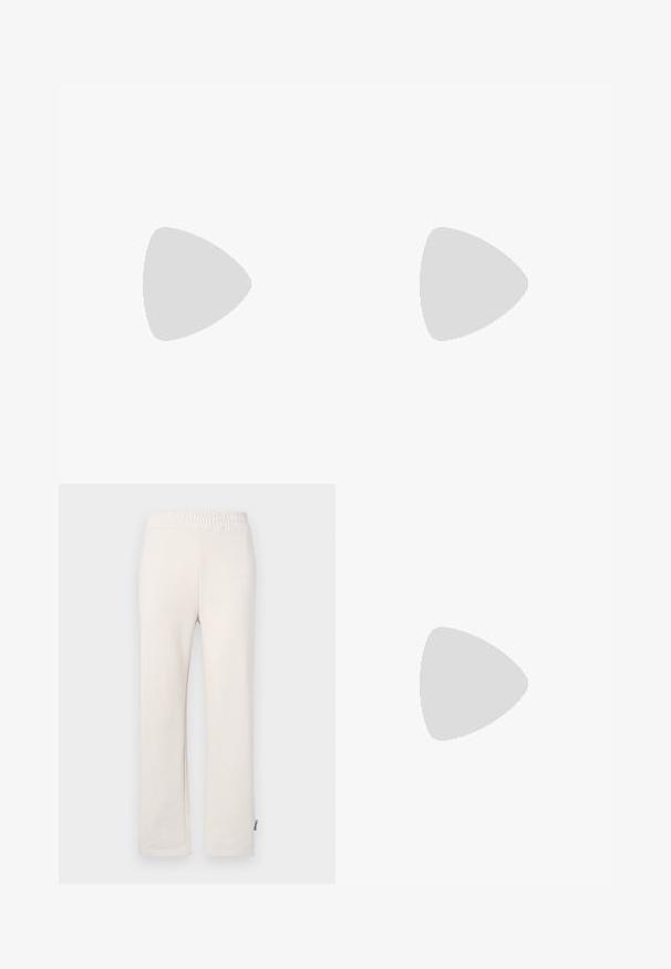 Beige poloshirt met lange mouwen van een gestructureerde tricot, een geknoopt kraagje en strepen aan de zoom en manchetten. Heeft een subtiel merklogo op de borst.; Beige katoenen trainingsbroek met een elastische tailleband en geborduurd logo. Rechtaan ontwerp met een gladde textuur en subtiele stikdetails.; Witte sportschoen met grijze netpanelen, gestructureerde overlays, een gepolsterde kraag en een rubberen zool met kleine tractiespitten.; Zwarte stoffen tas met een platte vorm, voorzien van vet witte tekst. De ritssluiting bevindt zich aan de bovenkant, met een lus-detail aan één kant.