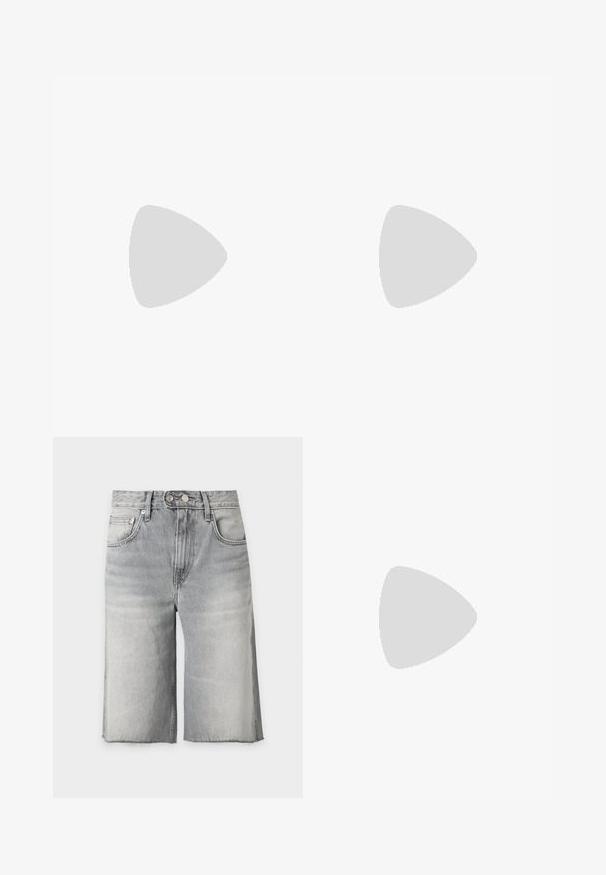 Camiseta gris corta con mangas cortas, hecha de algodón suave. Presenta un sutil logo en relieve en la parte frontal y un cuello redondo.; Pantalones cortos vaqueros gris lavado con cintura alta, dobladillos desflecados, bolsillos delanteros, trabillas para cinturón, cierre con botón y cremallera.; Zapato de tacón alto de charol negro con punta afilada, diseño de tiras entrecruzadas y tacón de aguja delgado. Textura suave y acentos mínimos.; Bolso de mano de cuero negro con dos asas alargadas, una textura suave y una base redondeada con detalles decorativos en los laterales.