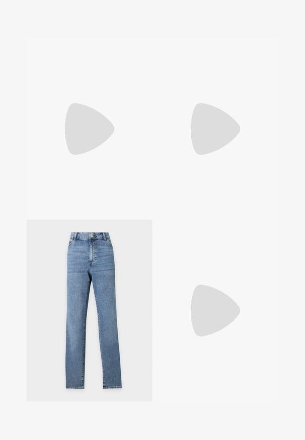 Hvid t-shirt med dekorative blonderærmer, der har et enkelt, rent design og rund hals.; Blå jeans med høj talje og lige ben, med to forreste knapper og lommer, vist mod en ensfarvet lys baggrund.; Ben iført mørke ribbede leggings kombineret med sorte balletsko med små sløjfedetaljer på hvid baggrund.; Vævet håndtaske i sort og hvid med en rund form, tekstureret overflade og et fletet håndtag. Velegnet til afslappet brug.