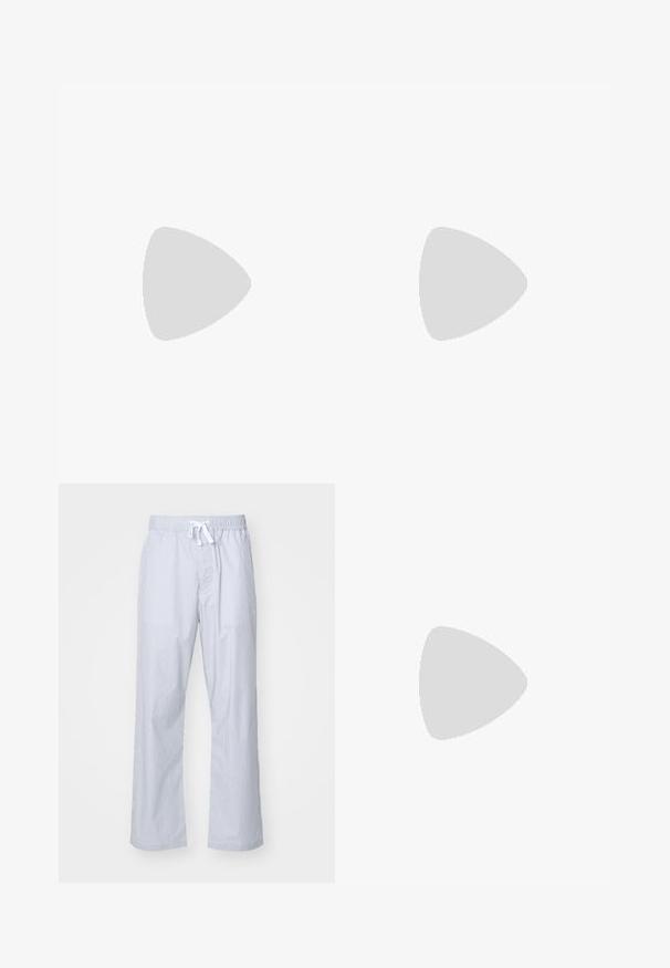 Lys grøn ribbet tank top med rund halsudskæring og brede ærmehuller. Stoffet ser blødt ud med en subtil tekstur og almindelig kant.; Lyseblå stribede pyjamasbukser med elastisk talje og snøre. Lavet af et glat stof, der har et afslappet, lige bendesign.; Beige lavtop sneakers med overdel i stof og ruskind, hvide snørebånd, gummisål og hælstrækkehank, vist i sideprofil på hvid baggrund.; Lys brun læder crossbody taske med justerbar rem og lynlås, vist mod en ensartet lys baggrund.