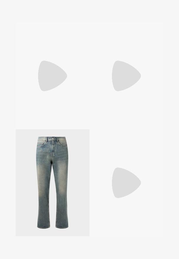 Weißes Baumwoll-T-Shirt mit Rundhalsausschnitt. Mit einem kleinen beigen Logo "A|X" und "ARMANI EXCHANGE" darunter. Kurze Ärmel, normale Passform.; Hellblaue Denim-Jeans mit geradem Bein, mittelhoher Taille und subtilen Ausbleichungen. Verfügt über klassische Taschenstil und Kontrastnähte.; Weißer Sneaker mit strukturiertem Obermaterial aus Wildleder und Leder. Verfügt über eine runde Zehenpartie, Schnürverschluss und eine kontrastierende beige Gummisohle.; Schwarze quadratische Schultertasche mit Reißverschluss, Vordertasche und verstellbarem Riemen mit eingeprägtem Markennamen.