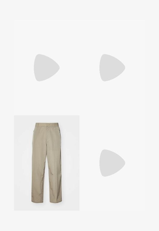 Lichtblauwe polo met korte mouwen, een kraag en een ontspannen pasvorm. Zachte, gestructureerde stof met een subtiel gemêleerd patroon.; Beige, lichtgewicht broeken met een ontspannen fit, voorzien van een elastische tailleband en zijzakken. De stof ziet eruit alsof het een textuur heeft en iets gekreukt is.; Low-profile donkerbruine leren sneaker met zwarte rubberen zool, veters aan de voorkant en een strak minimalistisch design op een lichte achtergrond.; Donkerbruine stoffen heuptas met diagonale ritssluiting en klein wit logo aan de voorkant, tegen een effen lichte achtergrond.