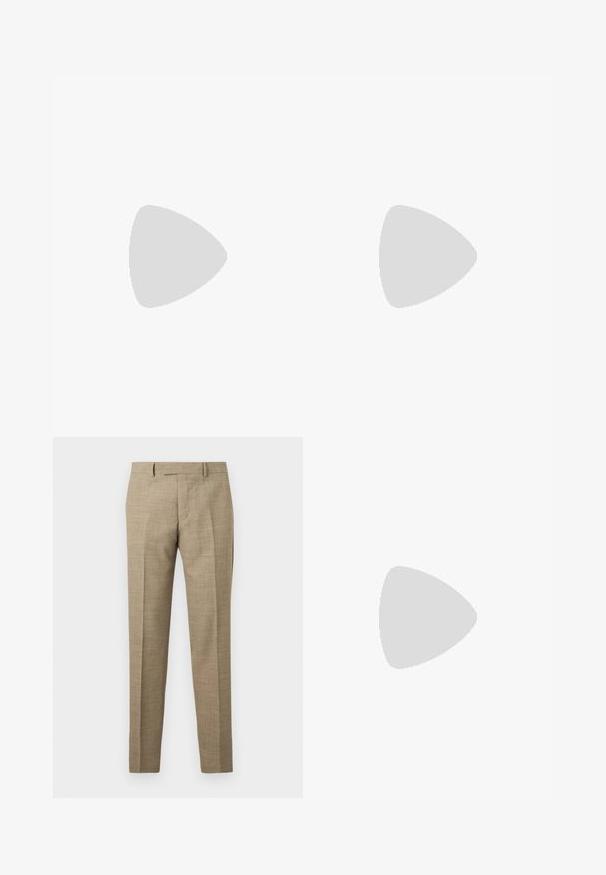 Polo à manches courtes en orange, avec un motif géométrique et un col contrastant. Plastron à trois boutons et poignets unis.; Pantalon sur mesure beige avec passants pour ceinture, pli avant et coupe droite ajustée, présenté sur un fond clair uni.; Baskets basses en cuir marron avec lacets crème et semelle épaisse en caoutchouc crème, vues de profil sur fond blanc.; Ceinture en cuir marron avec boucle rectangulaire dorée, roulée sur un fond blanc uni.