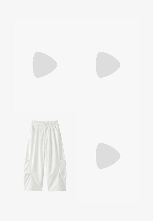 Bílý halter top bez rukávů s průstřihem u krku a zavazováním, se zužujícím se pasem a mírně rozšířeným lemem.; Bílé kalhoty po kolena s předním knoflíkem, bočními kapsami, poutky na pásek a volnými, mírně pomačkanými rovnými nohavicemi.; Černá kožená nazouvací bota s špičatou špičkou a hladkou texturou, vybavená minimalistickým designem a plochou podrážkou.; Černá kožená taška přes rameno s hladkým povrchem, měkkým zakulaceným vrchem a širokými uchy. Obsahuje minimální prošívání a uvolněnou siluetu.