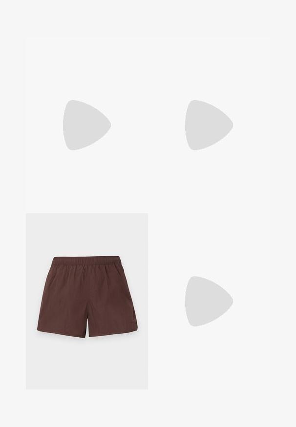 T-shirt noir à manches courtes et col rond, avec un petit logo brodé sur le côté gauche de la poitrine et une étiquette intérieure rayée au niveau du col.; Short marron à taille élastique avec une texture simple et lisse et des poches latérales, présenté à plat sur un fond clair.; Sandale slide noire Calvin Klein reposant sur un tapis beige à côté d'une table ronde de couleur ambre, avec un mur en panneaux de bois en arrière-plan.; Zign by Zalando Lunettes de soleil - black