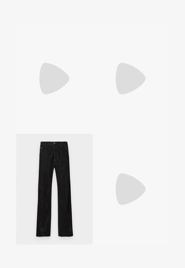 Polo de manga corta en blanco y negro con cuello, que presenta el logo "REPLAY", el número "981" y un emblema de la bandera italiana en la parte frontal.; Pantalones de pana negros con un diseño de pierna recta, con cierre de botón, branding sutil y dos bolsillos frontales. Textura suave y color sólido.; Zapatillas deportivas negras sintéticas con suela negra texturizada, puntera redonda y cordones planos negros. Destaca un logo blanco en el lateral exterior.; Cinturón de cuero negro con hebilla rectangular plateada que presenta el texto grabado "Diesel Industry Denim Division" sobre un fondo claro a rayas.