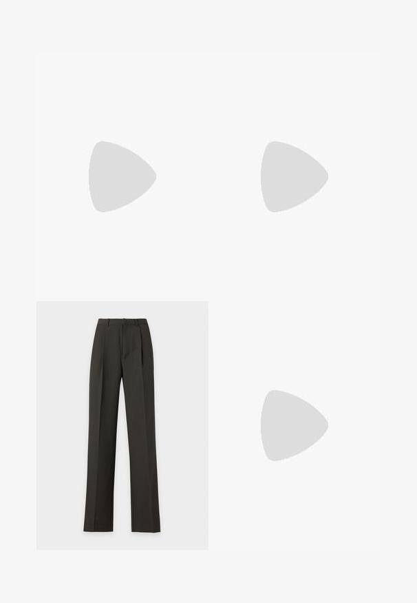 Camisa de manga larga en verde oliva claro, hecha de una tela suave con una textura lisa. Presenta un escote ancho y una silueta ajustada.; Pantalones tailored de talle alto color verde oliva oscuro con presillas para cinturón y piernas anchas y rectas sobre un fondo claro.; Piernas con leggings oscuros acanalados combinados con bailarinas negras que presentan pequeños detalles de lazo sobre un fondo blanco.; Bolso negro en forma de media luna con una sola correa, cremallera dorada y una lengüeta decorativa rectangular dorada en la parte delantera.