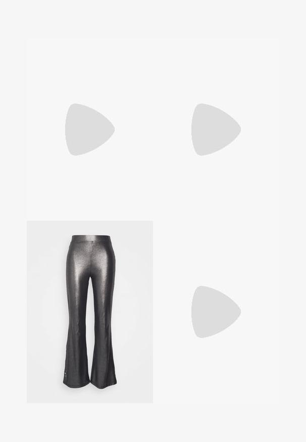Top sans manches argenté à sequins avec un col bénitier drapé, taille XS/S, marque Jaded London.; Even&Odd Petite by Zalando Pantalon classique - black/silver; Sandale à talon haut argenté avec une fine sangle à la cheville, une sangle supérieure ornée, un bout en amande et une finition brillante, miroir.; Sac à main rond en argent recouvert de paillettes réfléchissantes, avec une anse tressée et un petit logo à l'avant. Texture lisse dans l'ensemble.