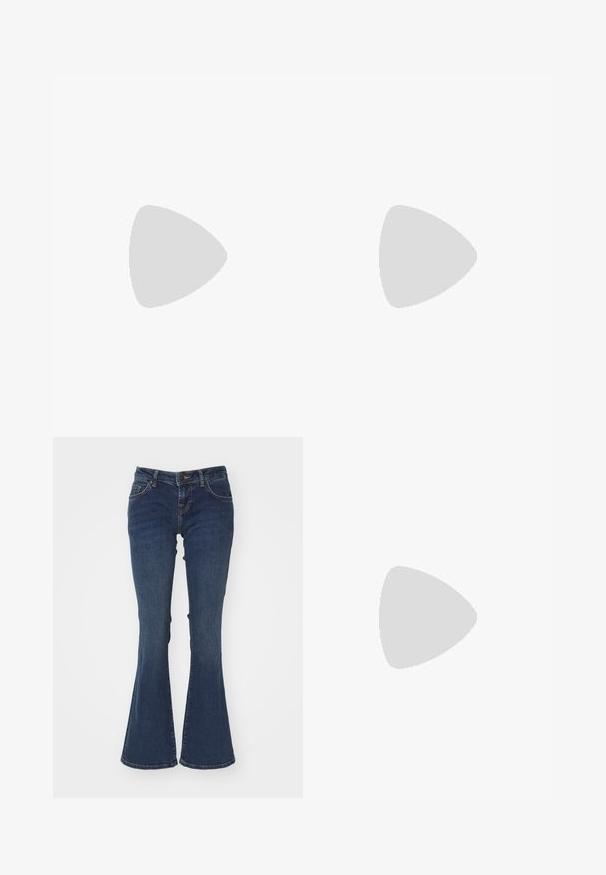 Must hõlmatees mustast pehmest kangast, millel on pitsdetailid õlgadel ja ümar kaelus pitsäärisega.; Pahkliku jeanid sinine denim, valmistatud puuvillast, vahe kõrgusega talje, viie tasku disain ja kontrastne niit õmbluste ääres.; Must must jalatsid mustast nahast, terava ninaga, stiilne siluett ja jäme ruudukujuline konts. Sile tekstuur, millel on minimaalsed õmblemise detailid.; Mustast kunstkarusnahast käekott, millel on pehme tekstuur, ümar kuju ja tugev must nahast õlarihm. Nähtavad hõbedased detailid.