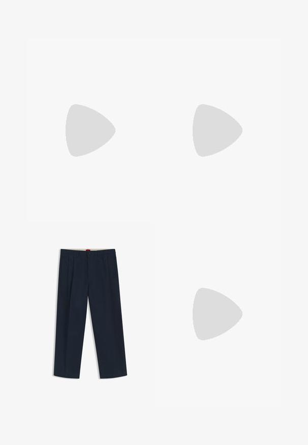 T-shirt bleu clair à manches courtes et col rond avec un logo discret embossé centré sur la poitrine et une étiquette noire à l'intérieur du col.; Pantalon large bleu marine foncé avec passants pour ceinture, fermeture à bouton et zip à l'avant, et poches latérales, présenté sur fond blanc.; Chaussure habillée en cuir noir brillant avec un petit talon, fermeture à lacets et bout rond, vue de côté sur un fond uni et clair.; Ceinture en cuir noir avec une boucle rectangulaire argentée et une petite boucle argentée attachée, enroulée sur un fond blanc.