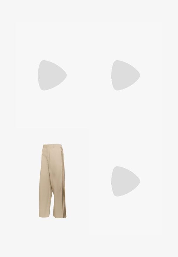 Zwarte T-shirt met korte mouwen, gemaakt van katoen, met witte drie-strepen accenten op de schouders en een geborduurd Adidas-logo op de borst.; Beige broek met wijde pijpen en een knoop- en ritssluiting, met drie donkerdere beige strepen langs de buitenste naden.; Witte sneaker met een gladlederen bovenwerk en een laag profiel. Voorzien van een ronde neus, zes vetergaatjes en een gestructureerde rubberen zool.; Zwarte Calvin Klein-rugzak met voorvak met ritssluiting, verstelbare koorden, zijvakken van gaas en draaglus aan de bovenkant tegen een effen achtergrond.