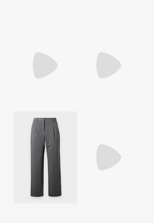 Haut plissé noir et blanc à manches longues, décolleté rond et motif abstrait. Fabriqué en tissu léger avec une finition texturée.; Pantalon gris plissé avec une coupe ajustée, fabriqué à partir d'un tissu texturé. Caractéristiques d'une taille avec passants et de jambes droites.; Mocassins en daim beige avec un petit talon, présentant un design cousu et un bout arrondi. Portés avec un pantalon blanc à jambes larges.; Sac à main en fausse fourrure noire avec une texture douce, une forme arrondie et une bandoulière en cuir noir robuste. Accent en métal argenté visible.