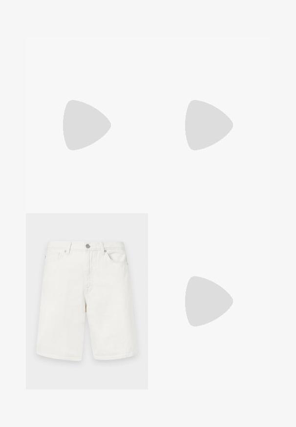 Kurzarm-Polo in Hellrosa mit strukturierten Mustern und einem Kragen mit zwei Knöpfen. Aus einem weichen, atmungsaktiven Strickmaterial gefertigt.; Weiße Jeansshorts mit geradem Schnitt, ausgestattet mit Fronttaschen, einem Bund mit Gürtelschlaufen und einem Metallknopfverschluss. Angenehme, glatte Textur.; Schwarzer Leder-Herrenschuh mit Mokassinnaht, Penny-Riemen, strukturiertem Kragen und niedrigem gestapeltem Absatz auf weißem Hintergrund.; Tote-Bag aus weißem Canvas mit marineblauen Akzenten. Verfügt über zwei robuste Griffe und ein Logo-Patch auf der Vorderseite. Rechteckige Form.