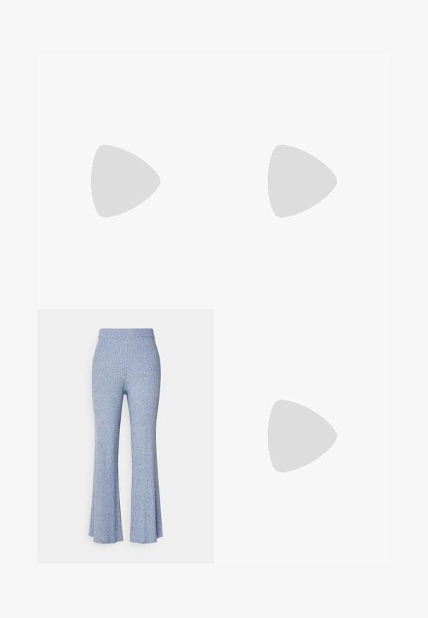 Top de punto de manga corta en azul claro, con cuello y tapeta de cinco botones. Textura suave con un corte ligeramente cuadrado y dobladillo acanalado.; Pantalones acampanados de canalé azul claro con una cinturilla sólida, que destacan por su textura suave y su silueta estilizada. Sin patrones ni detalles de herrajes.; Sandalia de tacón bajo color crema con lazos alrededor del tobillo y una amplia tira retorcida sobre los dedos, sobre un fondo blanco liso.; Pendientes de aro entrelazados en oro y plata con acabados suaves y brillantes; cuentan con un cierre de presión para un uso seguro.