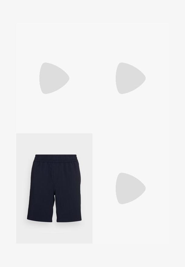 Navyblauwe katoenen t-shirt, korte mouwen, ronde hals, met een klein zonembleem in goud op de linkerborst. Klassieke rechte snit.; Marineblauwe shorts met een elastische tailleband, gemaakt van een zachte stof, met rechte pijpen en zonder zichtbare zakken of patronen.; Witte Nike Air Force 1 sneaker met rood swoosh-logo zwevend boven een betonnen rand en trappen op de achtergrond.; Rechthoekige zwarte zonnebril met donkere lenzen. Slanke, platte armen hebben een gouden accent. Glad kunststof frame met een matte afwerking.