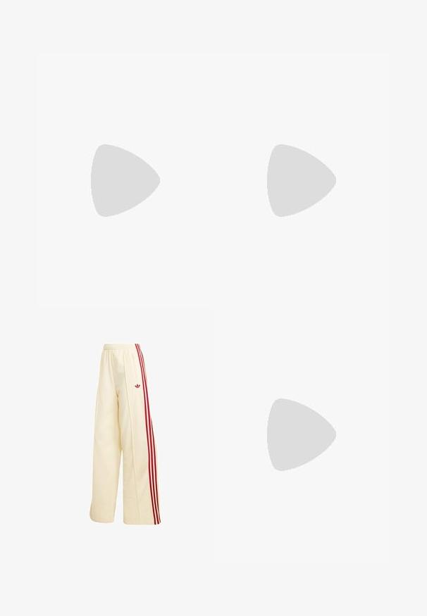 Witte langesleeve zip-up top met hoge kraag, met subtiele verticale strepen en logo-accenten op de borst en mouw. Zachte stofstructuur.; Crèmekleurige wijde trainingsbroek met rode zijstrepen, elastische tailleband, ritssluitingzak en rood Adidas-logo op de dij.; Beige suède sneaker met witte strepen en een geruite gumzool, zijaanzicht op een neutrale achtergrond.; Beige lakleren tas met zwarte accenten, voorzien van dubbele handvatten en een afneembare schouderriem. Voorkant met logo-ontwerp in zwart.