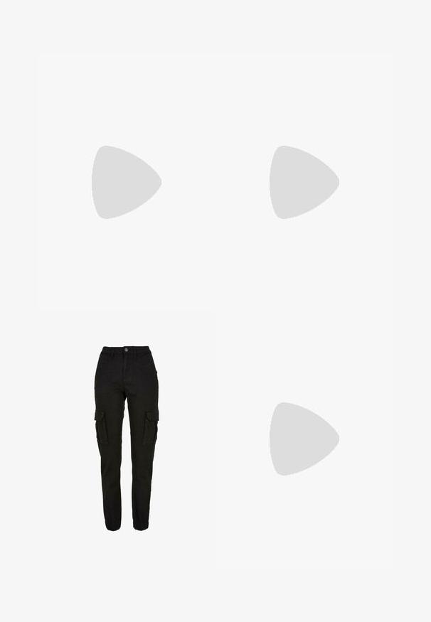 Camiseta sin mangas gris oscuro de punto acanalado con cuello redondo y silueta ajustada, talla pequeña.; Pantalones cargo negros con cintura alta, bolsillos laterales con solapa, bolsillos delanteros, trabillas para cinturón, cierre con botón y puños elásticos.; Zapatilla blanca de cuero con detalles en gris, punta redonda, superficie texturizada, cuello acolchado y logotipo de swoosh negro en contraste. Suela con amortiguación de aire.; Gafas de sol rectangulares negras con lentes oscuros, montura de plástico grueso y patillas anchas. Superficie lisa y diseño anguloso.