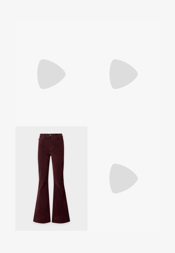 Zwarte katoenen t-shirt met een ronde hals, korte mouwen en een subtiele, gestructureerde zilveren logo op de borst. Gladde stofafwerking.; Donkerrode corduroy broek met een hoge taille en uitlopende pijpen, met voorzakken en knoopsluiting.; Zwarte sandaal met hoge hak, voorzien van een brede voorband en een teenlus met een knoopdetail van koord, vanuit zijaanzicht getoond op een witte achtergrond.; Zwarte leren schoudertas met zilverkleurige studs en een metalen vleugel-embleem op de voorklep tegen een effen achtergrond.